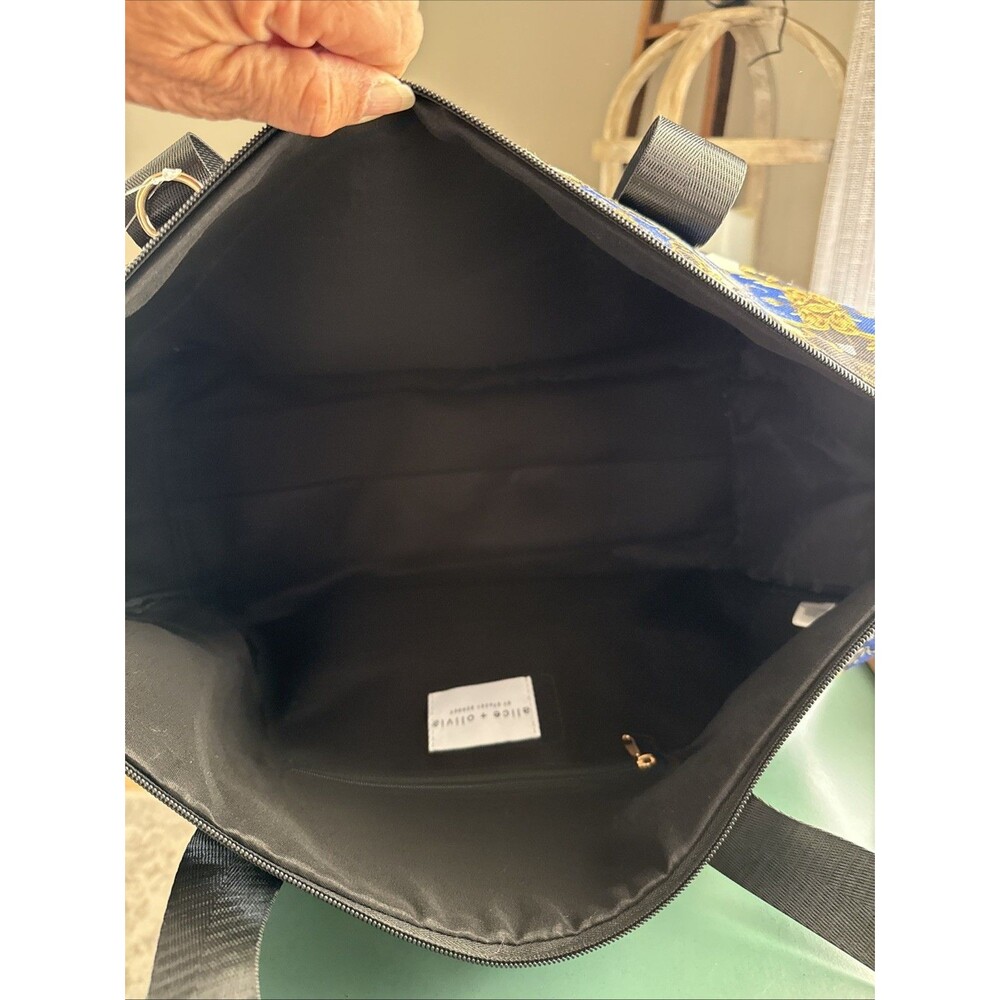 Alice+Olivia DuffleBag Regal Romance Travel Detachable Strap Pockets 16x6x11 NWT - Picture 16 of 16